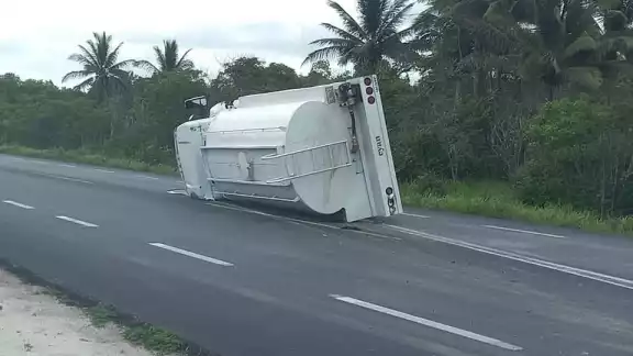Pipa se vuelca por exceso de velocidad en carretera Champotón