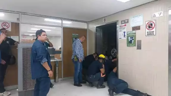 Rescatan a 7 personas atrapadas en elevador del IMSS en Monclova, Coahuila Rescatan a 7 personas atrapadas en elevador del IMSS en Monclova, Coahuila