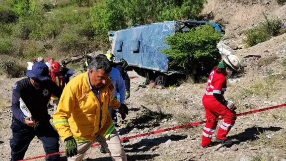 Un autobús que transportaba a migrantes cayó a un barranco en Mexquitic, San Luis Potosí Un autobús que transportaba a migrantes cayó a un barranco en Mexquitic, San Luis Potosí