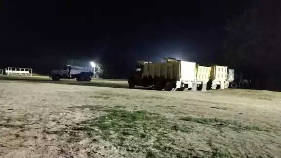 Otra de las afectaciones se presentan en el campo deportivo de béisbol, donde se estacionan los volquetes durante las noches Otra de las afectaciones se presentan en el campo deportivo de béisbol, donde se estacionan los volquetes durante las noches