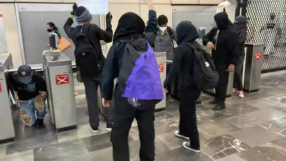 Encapuchadas se manifiestan por la tragedia en el Metro Encapuchadas se manifiestan por la tragedia en el Metro