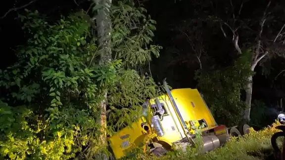 El conductor perdió el control del vehículo y abandonó la cinta asfáltica a la entrada del ejido Silvituc