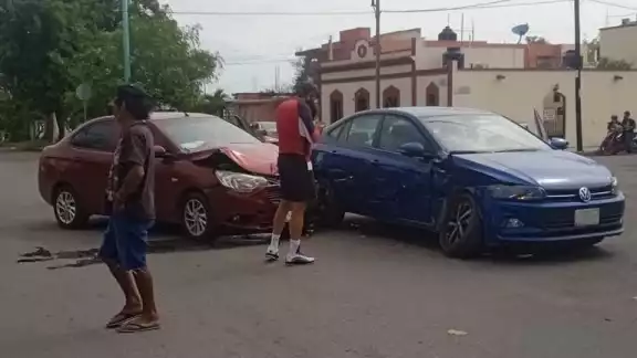 Tras el fuerte impacto el conductor del auto Aveo, resultó con golpes y una crisis nerviosa Tras el fuerte impacto el conductor del auto Aveo, resultó con golpes y una crisis nerviosa