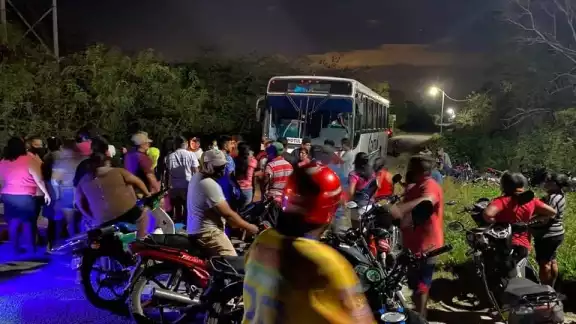 Un grupo de manifestantes bloqueó la carretera Muxupip-Euán para ejercer presión Un grupo de manifestantes bloqueó la carretera Muxupip-Euán para ejercer presión
