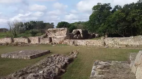 Centro ceremonial Oxkintok cuenta con plataformas, altares, palacios, pirámides, unidades habitacionales, canchas de juego de pelota y temascales