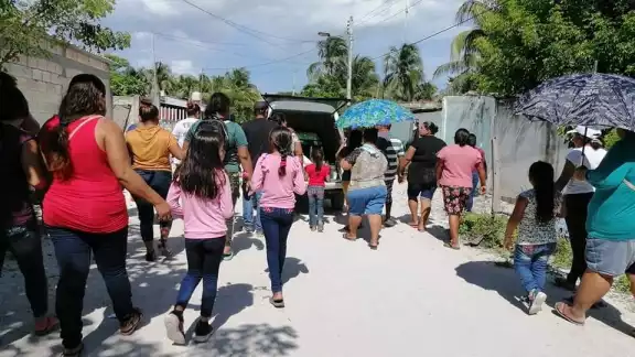 Familiares y amigos acompañaron la carroza fúnebre en Isla Aguada Familiares y amigos acompañaron la carroza fúnebre en Isla Aguada