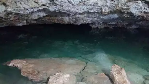 El cenote es de tipo caverna ubicado en Kopomá El cenote es de tipo caverna ubicado en Kopomá