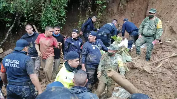 En el lugar del derrumbe en una colonia de Xalapa, elementos de la policía estatal, Guardia Nacional y militares trabajan en las labores de rescate