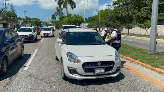 Choque entre dos vehículos provoca tráfico en Pedro Sáinz de Baranda Choque entre dos vehículos provoca tráfico en Pedro Sáinz de Baranda