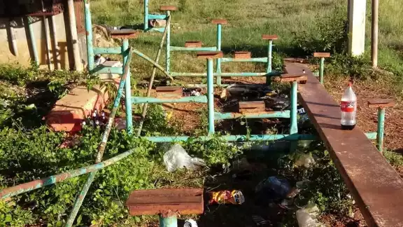 Las bancas han sido desmanteladas poco a poco por ciudadanos circunvecinos Las bancas han sido desmanteladas poco a poco por ciudadanos circunvecinos