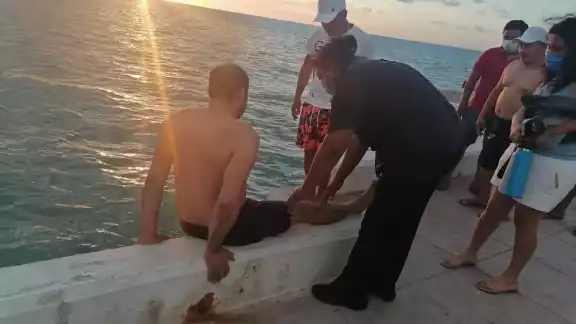 El lesionado recibió la atención médica de la Parámedico Milca Manrique, momentos después el hombre logró reincorporarse y se negó a recibir atención médica. El lesionado recibió la atención médica de la Parámedico Milca Manrique, momentos después el hombre logró reincorporarse y se negó a recibir atención médica.