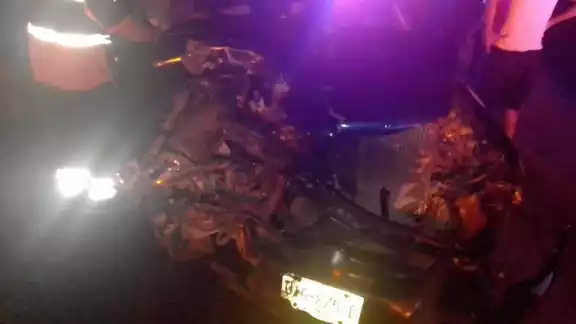 El auto chocó contra un tracto camión y dejó herido a todos sus tripulantes Foto: Abraham Cohuó El auto chocó contra un tracto camión y dejó herido a todos sus tripulantes Foto: Abraham Cohuó