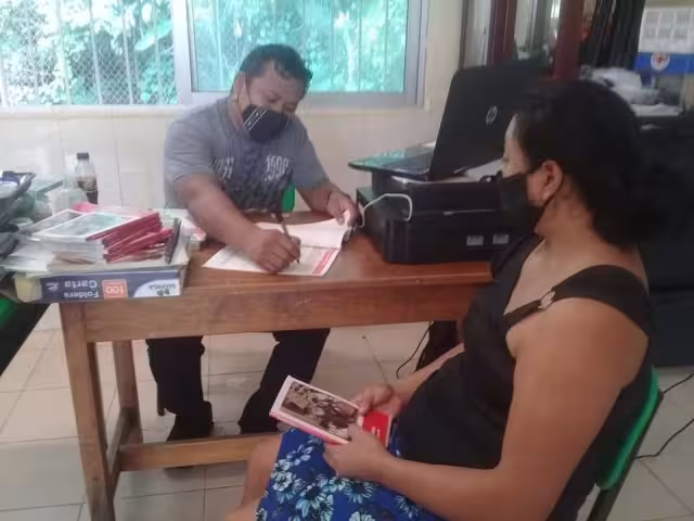 Los mentores seleccionan material educativo que entregan a los padres de los alumnos cada determinado día