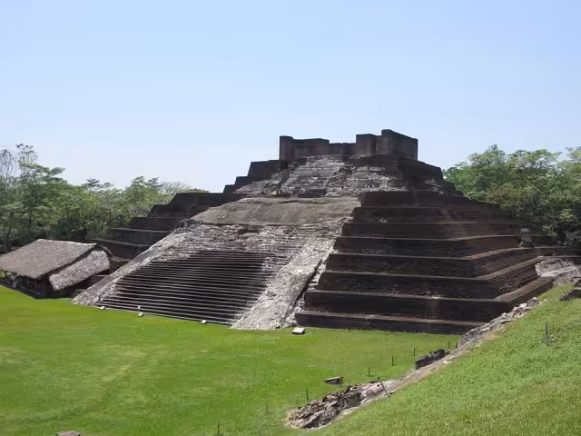 Las pirámides de Comalcalco son únicas en el mundo maya