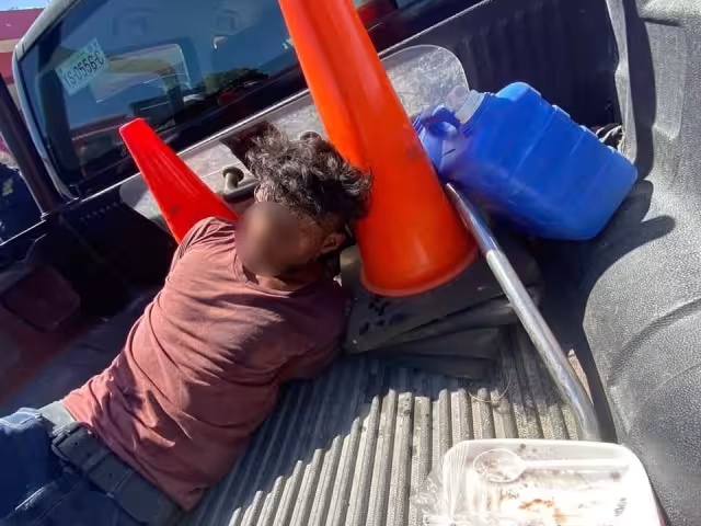 Los habitantes de esta comisaria golpearon al ladrón hasta dejarlo seminoqueado