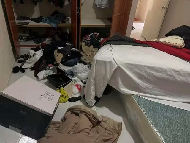 Prendas de vestir y otros artículos quedaron tirados en el piso de la vivienda de San Isidro en Valladolid