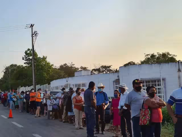 Los familiares con abuelitos esperaron para poder acceder al módulo