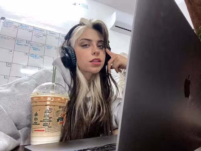 Francely se dedica a la música y ya tiene varios sencillos