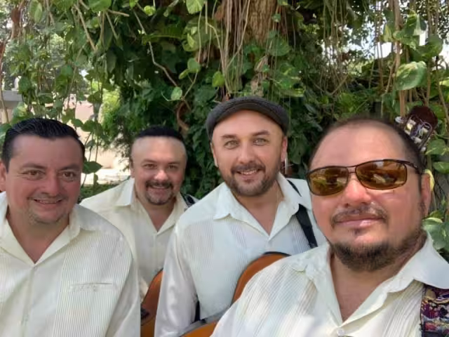 El trovador con todo su grupo