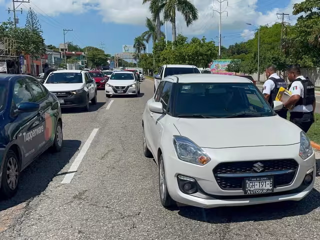 Choque entre dos vehículos provoca tráfico en Pedro Sáinz de Baranda