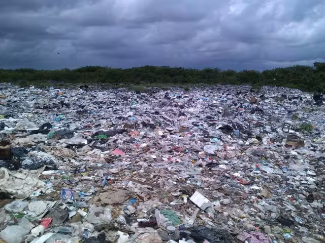 El vertedero municipal se ubica en un espacio abierto ubicado en la carretera federal Mérida-Tizimín
