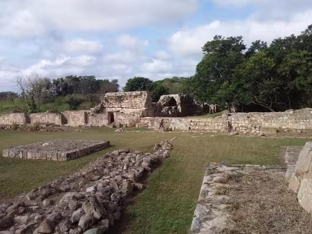 Centro ceremonial Oxkintok cuenta con plataformas, altares, palacios, pirámides, unidades habitacionales, canchas de juego de pelota y temascales