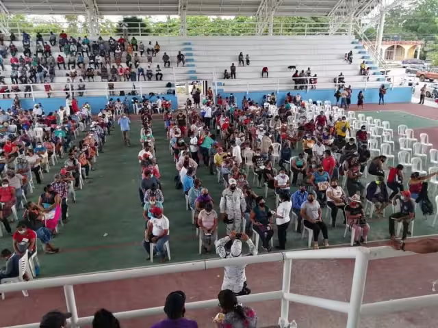 La firma de convenio se llevó a cabo el sábado por la tarde en la cancha del poblado