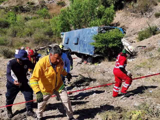Un autobús que transportaba a migrantes cayó a un barranco en Mexquitic, San Luis Potosí