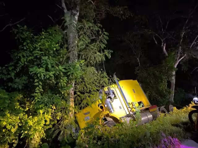 El conductor perdió el control del vehículo y abandonó la cinta asfáltica a la entrada del ejido Silvituc