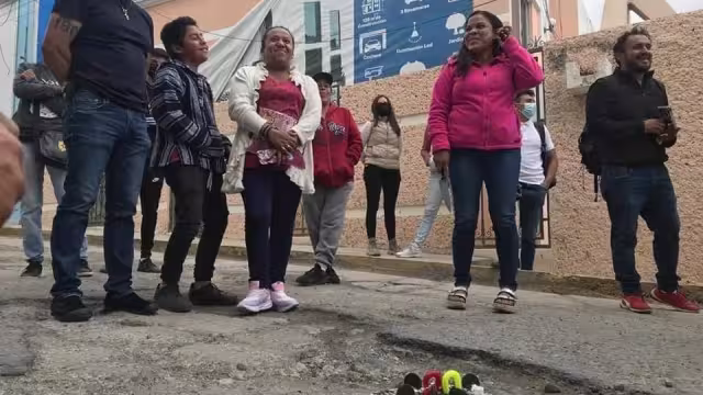 Vecinos de Pachuca, Hidalgo celebran el cumpleaños 20 de un bache