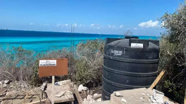 Sobre lo que queda de la obra se colocaron los sellos, pues la turba destruyó estructuras de acero y el baño de trabajadores