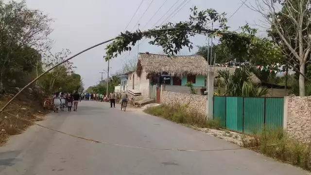 El poblador de X-Pichil en Carrillo Puerto pide al personal de la CFE acudir a reparar el cable de alta tensión en la zona