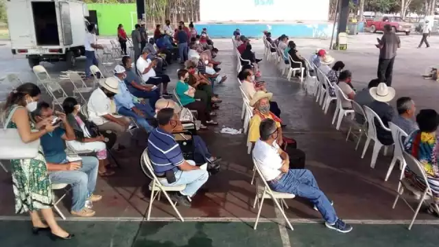 Tras quejas, instalan módulo de vacunación abuelitos en la comunidad Javier Rojo Gómez