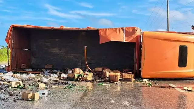 El cargamento de cervezas de la empresa Cuauhtémoc Moctezuma fue saqueado por varias personas