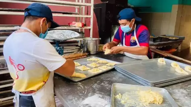 Algunas variedades de pan incluyen un relleno de jamón y queso, además del tradicional