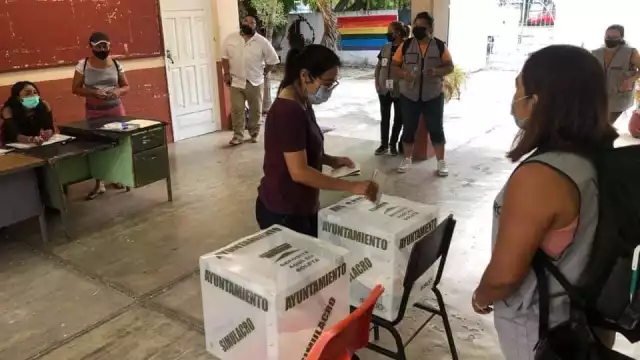 El consejero del IEQrro informó sobre las dos boletas falsas encontradas en un paquete. Foto: Landy Vera