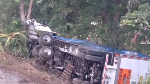 En cuestión de minutos, pobladores llegaron para rapiñar las cajas de cerveza que transportaba la pesada unidad