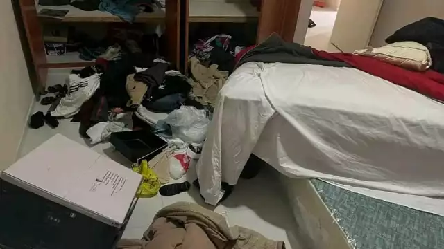 Prendas de vestir y otros artículos quedaron tirados en el piso de la vivienda de San Isidro en Valladolid