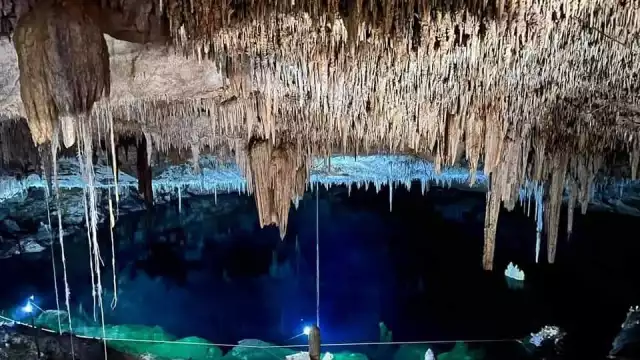 El techo del cenote Aka´ab Che´en tiene miles de estalactitas y estalagmitas, el fondo tiene aguas cristalinas