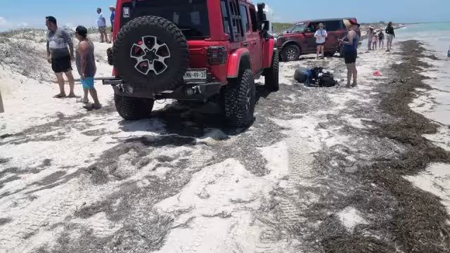 Los internautas señalaban que incluso en la página de esta agencia presumen fotografías de su presencia en sitios como este donde acuden sin que nadie les llame la atención