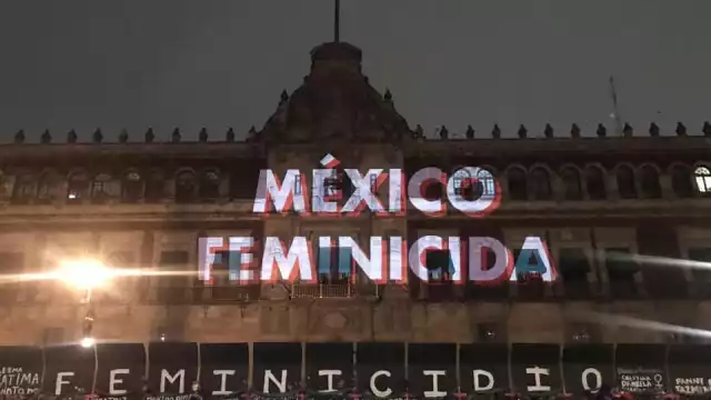 Mujeres proyectan mensajes de protesta en Palacio Nacional