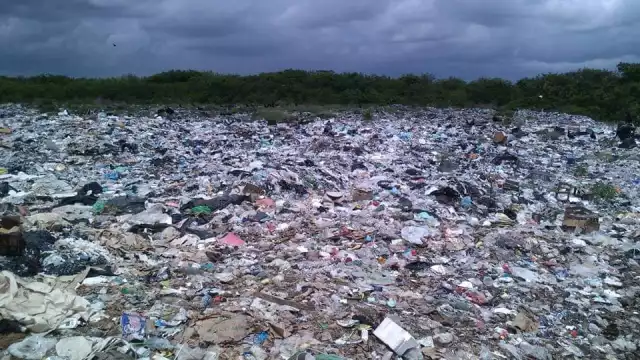 El vertedero municipal se ubica en un espacio abierto ubicado en la carretera federal Mérida-Tizimín
