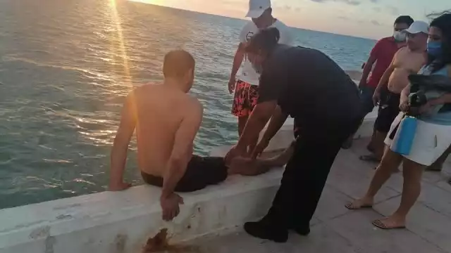 El lesionado recibió la atención médica de la Parámedico Milca Manrique, momentos después el hombre logró reincorporarse y se negó a recibir atención médica. 