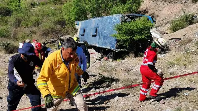 Un autobús que transportaba a migrantes cayó a un barranco en Mexquitic, San Luis Potosí