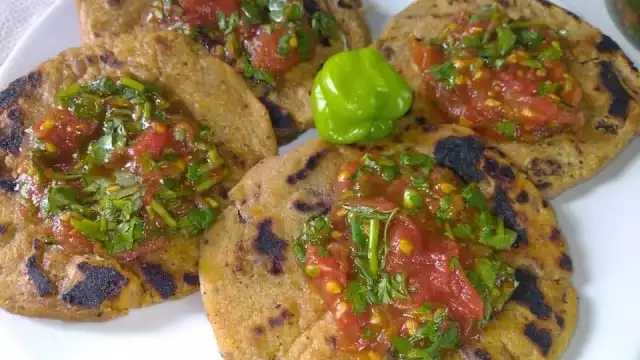 Pimitos de chicharra, acompañados de chiltomate