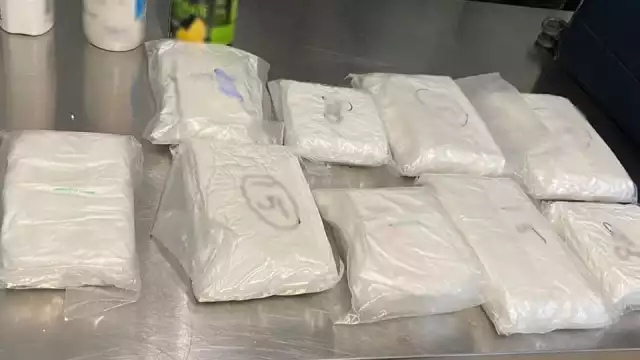 Aseguran a turista británica con maleta en la cual intentaba meter cocaína al país