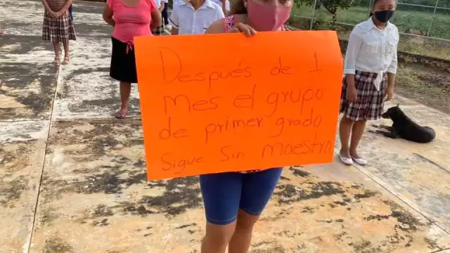 Padres de familiar exigieron clases presenciales con pancartas en Peto, Yucatán