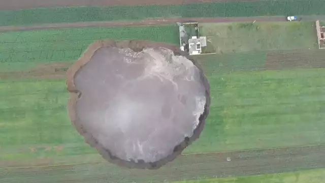 Las personas aprovechan a ir al socavón y tomarse una foto de recuerdo