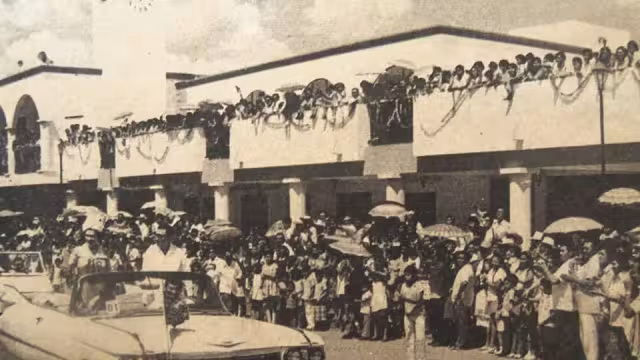 El príncipe Felipe acompañó a su esposa, la Reina Isabel II, en una gira de trabajo por la entidad