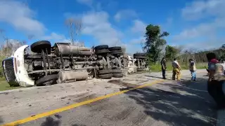 Accidente vía federal 184: Pipa de combustible terminó volcada en el tramo José María Morelos-Polyuc  